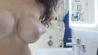 Weihnachtsengel mit großen Brüsten genießt Sex-Spielzeug und Blowjob