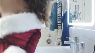 Weihnachtsengel mit großen Brüsten genießt Sex-Spielzeug und Blowjob