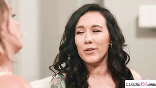 Sinn Sage fingering her lesbian neighbor