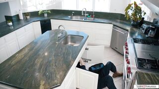Trans Ariel Demure assfucks the plumber