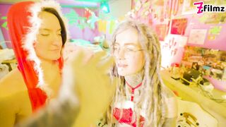 Happy Xmas with Anuskatzz, Miss Flora, and Lily Lu