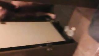 Flagra de pau duro no banheiro